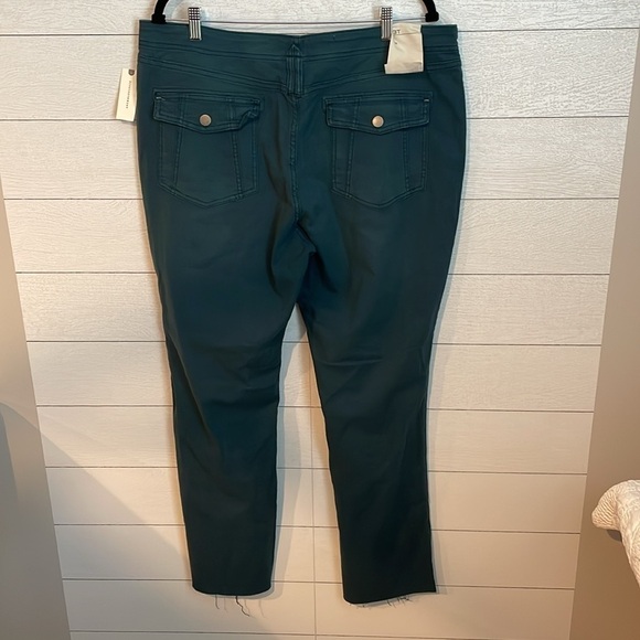 Pilcro Women's the Yaya Mid rise crop flare distressed hem turquoise sz 33T NWT - Picture 12 of 16